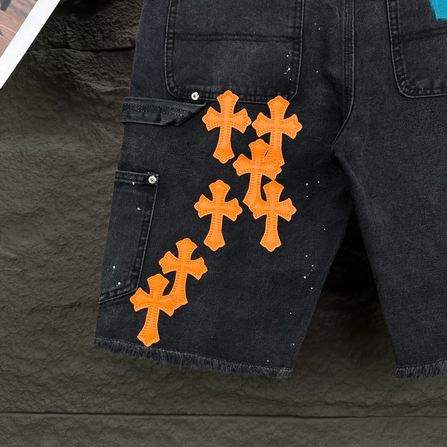 P240 GALLERY DEPT. & Croixin co-branded 2025 new limited edition spliced ​​splash-ink hand-painted orange cross patchwork couple style washed loose denim shorts 🔥High version🔥High version🔥 Original customized denim fabric, the same raw material denim fabric as the Internet celebrity star, full body splicing loose version, splash-ink hand-painted craftsmanship with multiple orange cross embroidery patchwork style designs, very high-end and stylish! The fabric feels very comfortable and these denim shorts are super versatile and look great! ! Complete three standards, same style for men and women 👫A must-have item for everyone Color: black, khaki Size: 28, 30, 32, 34, 36 (five sizes)